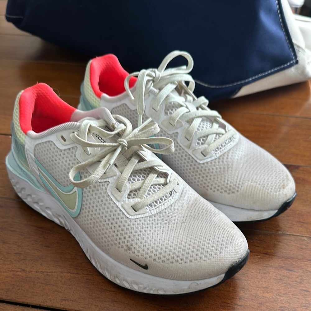 Nike Womens White and Pink Running Shoes
